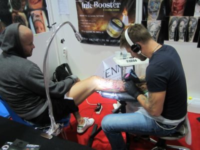Dejan Marič pri ustvarjanju tatuja (Foto: P.B.)