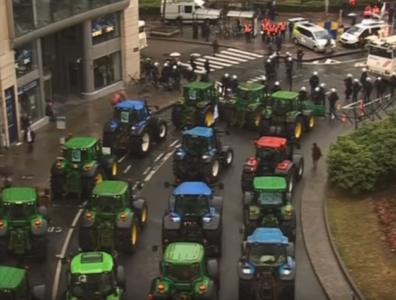 Traktorji v centru Bruslja (Foto: YouTube)
