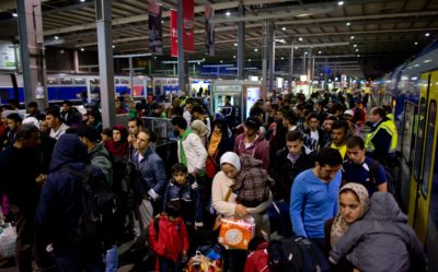V München dnevno prispejo množice migrantov (železniška postaja). Foto: epa
