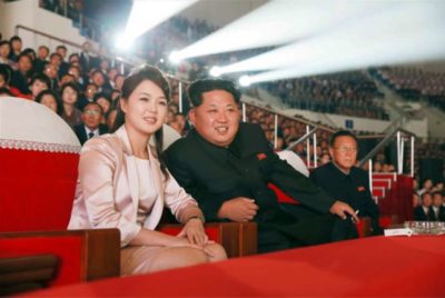 Severnokorejski voditelj Kim Džong Un s svojo ženo (Foto: epa).