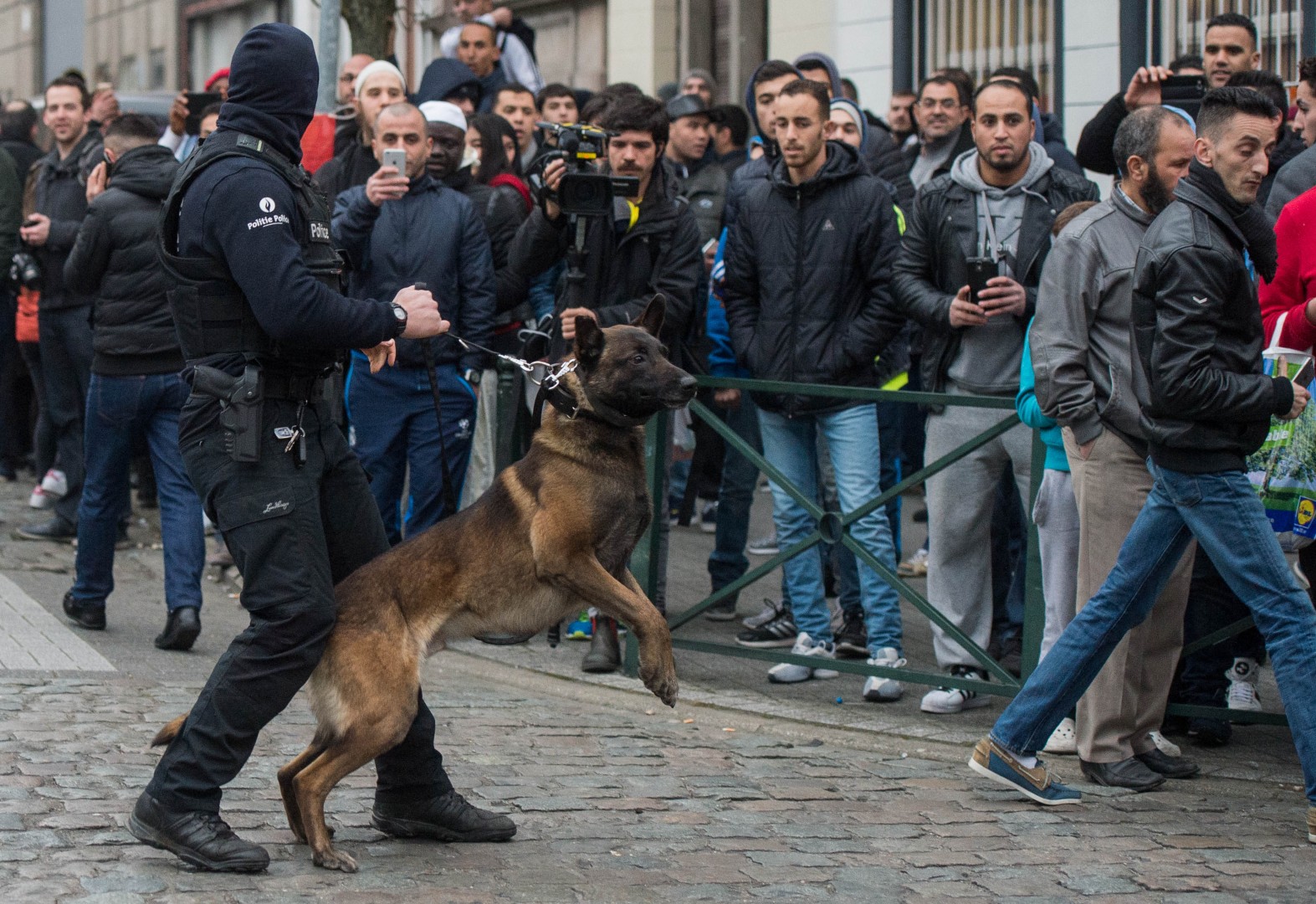 V zadnjih dnevih belgijska policija v Molenbeeku pogosto izvaja protiteroristične akcije (Foto: epa).