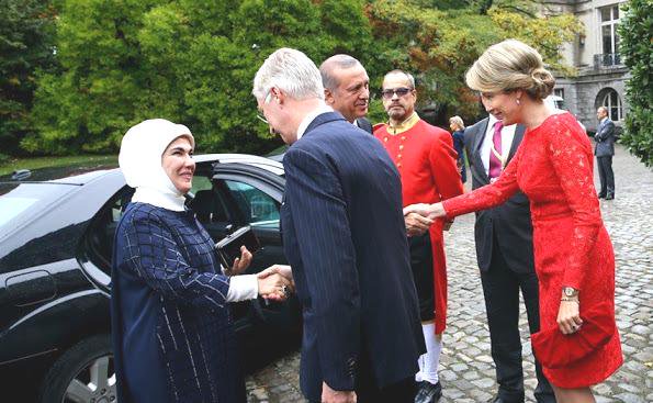 Tako potujeta po Evropi Tayyip Erdogan in njegova žena Emine, ki je zavita v ruto. Fotografija je bila posneta na sprejemu pri belgijskemu kralju Filipu (foto: Twitter)