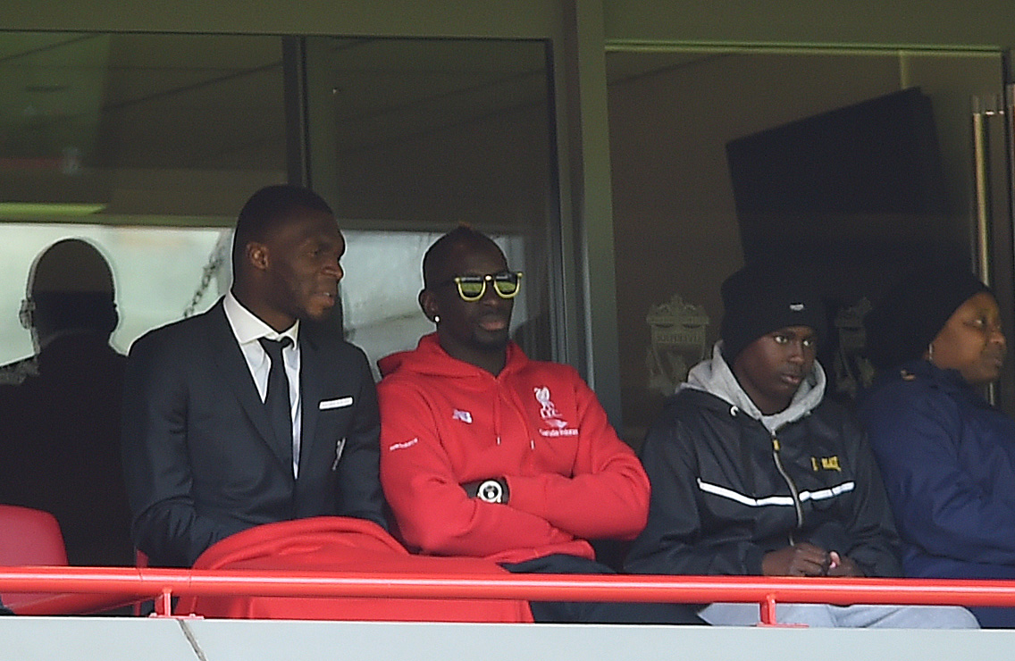 Mamadou Sakho (drugi z leve) je v soboto tekmo Liverpoola že spremljal s tribune (foto: EPA).