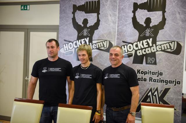 Tomaž Razingar, Luka Dolar in Matjaž Kopitar na novinarski konferenci ob predstavitvi 'Hokejske akademije Anžeta Kopitarja in Tomaža Razingarja' (foto: sta).