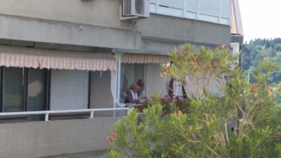 Gospa Olah pretresena na balkonu svojega stanovanja (foto: Nova24TV/N. K.).