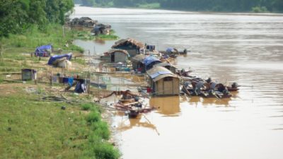 Najrevnejši v Vietnamu živijo v kolibah na rekah (foto: AV)