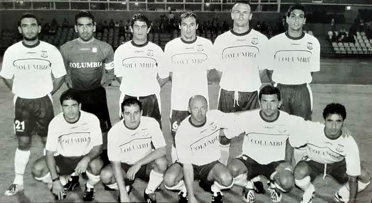 Galič (spodnja vrsta, četrti od leve) je na Cipru igral skupaj s kolegom iz reprezentance Mladenom Rudonjo (spodnja vrsta, tretji od leve). Foto: osebni arhiv