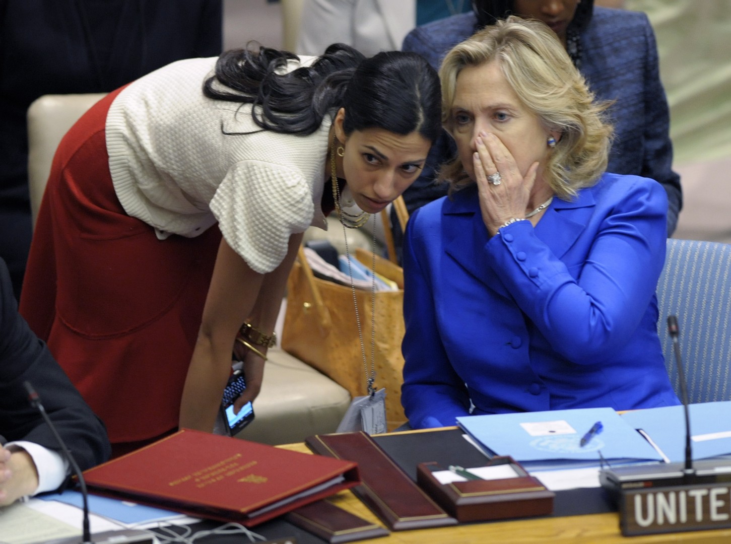Huma Abedin in Hillary Clinton (foto: epa).