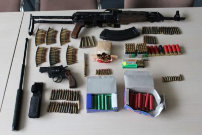 V depojih in stanovanjih je skritih več tisoč kosov orožja Foto: STA