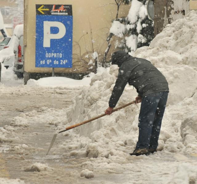 Čiščenje snega z ulic (Foto: STA)