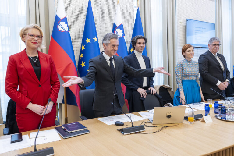 Vlada bi javnemu sektorju poklonila več kot milijardo evrov letno