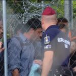 2015-09-14T184141Z_1_LWD000YL07UBN_RTRWNEV_E_1330-EUROPE-MIGRANTS-HUNGARY-ROSZKE-HORGOS-CROSSING
