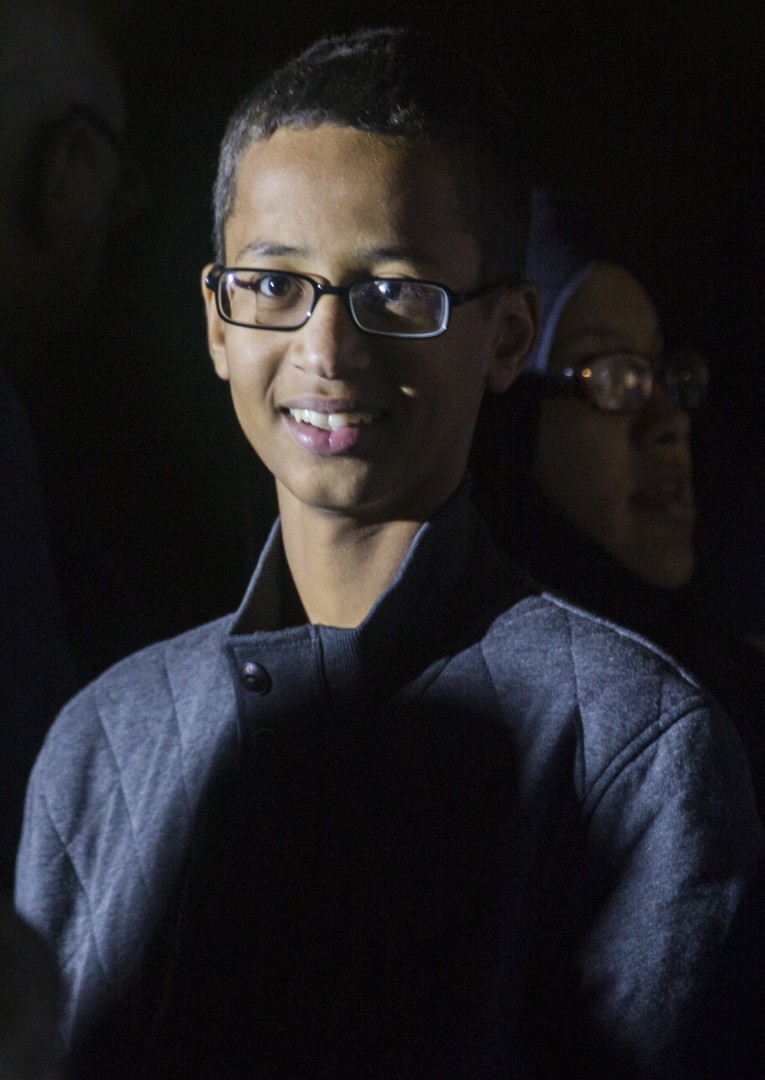 Muslimanski najstnik po aretaciji zaradi izuma prejel vabilo Zuckerberga, zdaj se seli v Katar