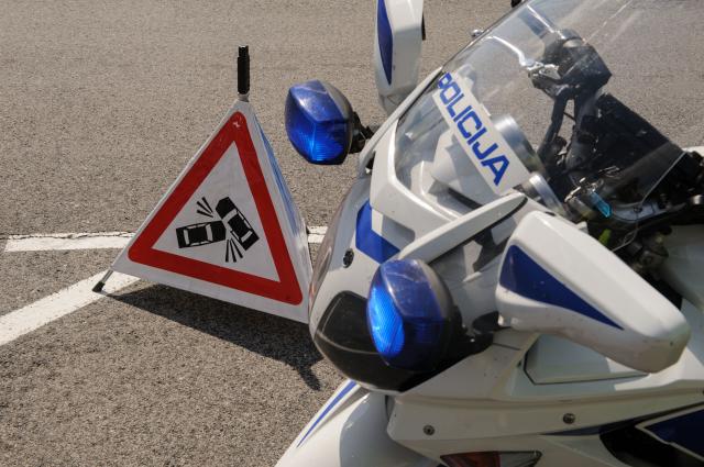 Policist povzročil verižno trčenje vozil na ljubljanski obvoznici