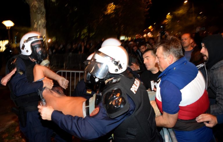 Policija v Črni gori pretepa protestnike
