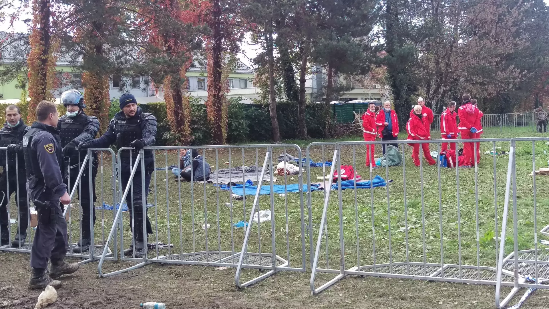 Pred nastanitvenim centrom v Brežicah