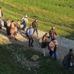 V ŽIVO s terena: migranti zažigali pohištvo, za sabo puščajo kupe smeti 7