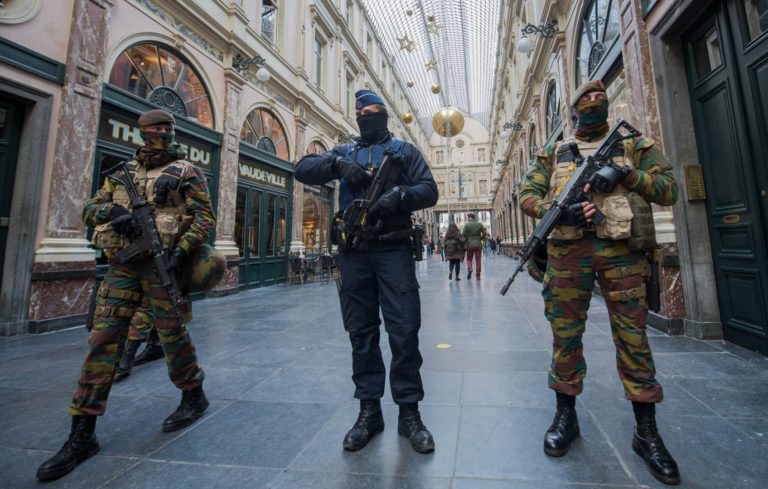 Belgija na preži: Aretirali 21 terorističnih osumljencev, še vedno zaprti vrtci, šole …