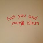 Ljudem prekipeva: Pri nas grafiti proti islamizaciji na železniških postajah, v Nemčiji na bankovcih 3