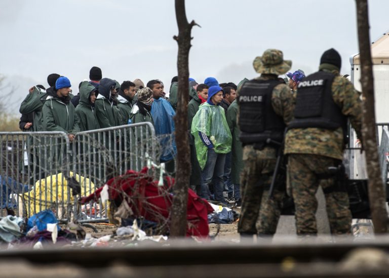 Nasilni migranti podrli del ograje, v policiste metali kamenje