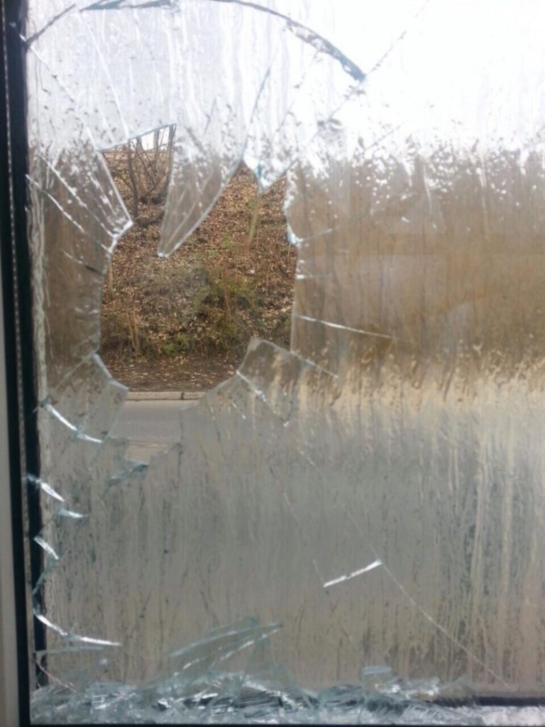 Neznanec razbil okno na objektu Islamske skupnosti v Sloveniji