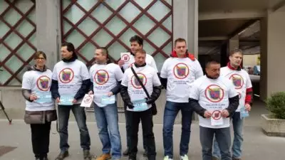 Policisti na stavki pred vlado (foto: N. K.)