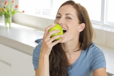 Nikar si ne ščetkajte zob takoj po zaužitju sadja (foto: iStock). 