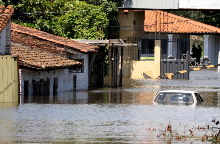 Izredne razmere zaradi poplav, 150 tisoč ljudi zapustilo domove