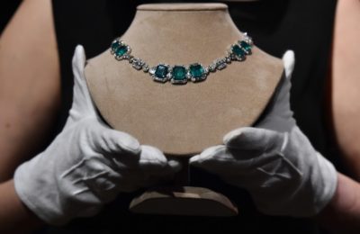 Diamantna ogrlica iz obdobja art deco, draguljarne Chaumet, pričakovana prodajna vrednost 120,000 - 180,000 GBP (166,000-250,000 evro) 