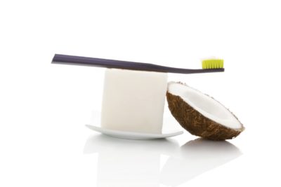 Kokosovo maščobo nekateri uporabljajo tudi namesto ustne vode (foto: iStock).