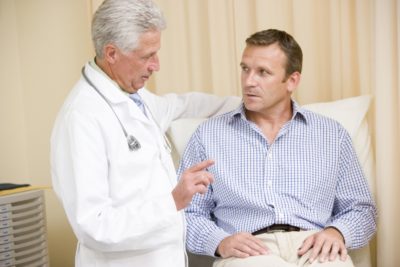Obisk moškega pri zdravniku mora v družbi postati nekaj normalnega (foto: iStock).