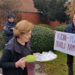 Shod pred Kučanovo hišo: Štefka protestnikom prinesla čaj 1
