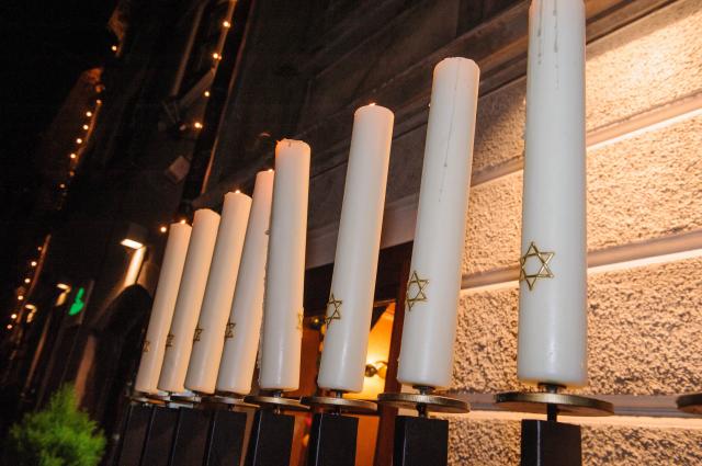 V soju svečk ob judovskem prazniku hanuka