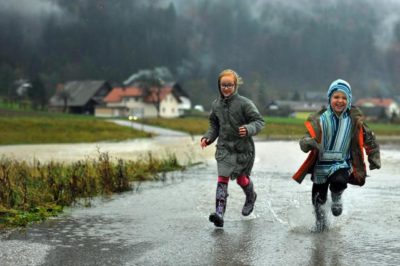Večina otrok obožuje dež in čofotanje po lužah (foto: STA)
