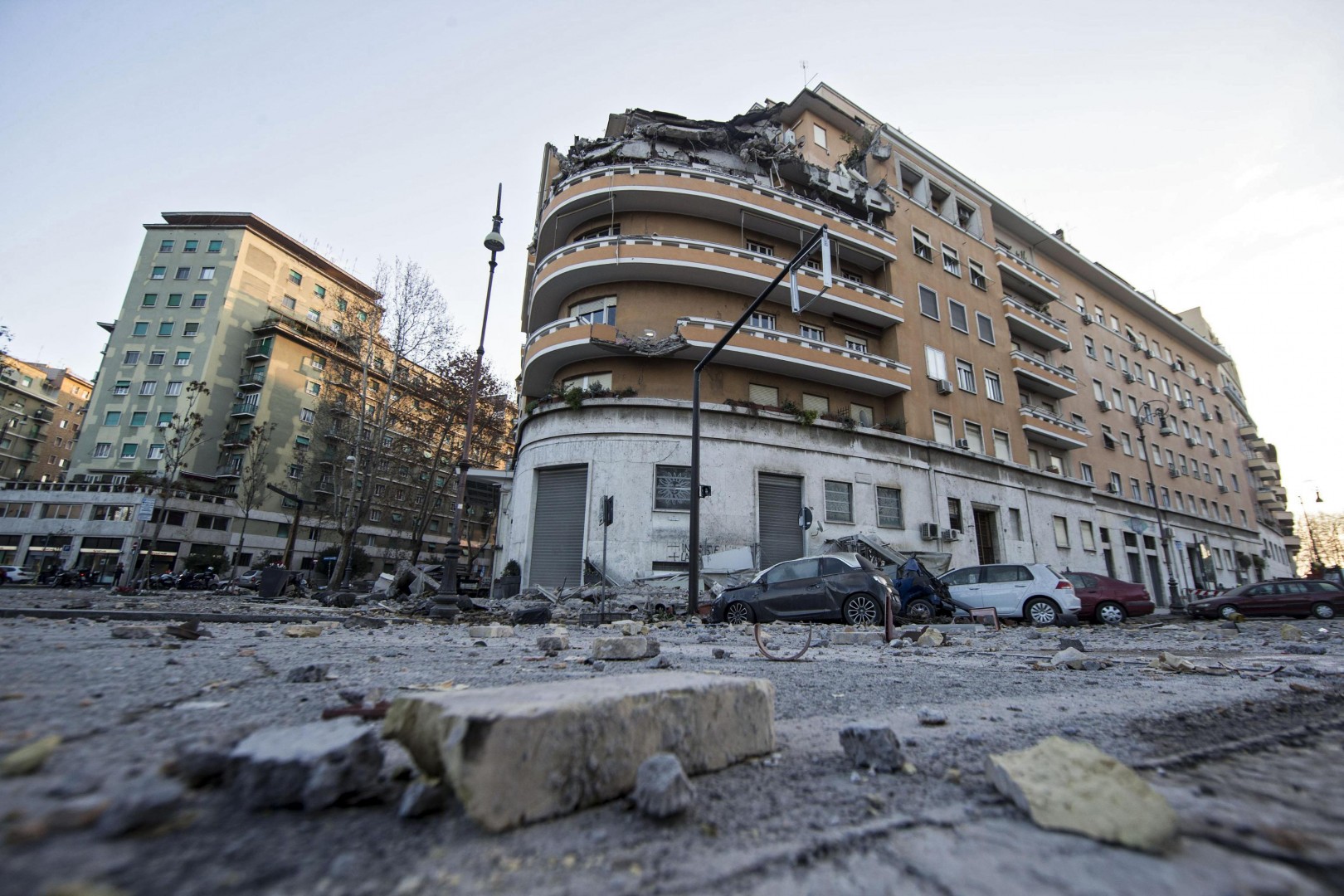 [FOTO] Grozljivka v Rimu: Stanovalci so bežali iz podirajoče se stavbe 2