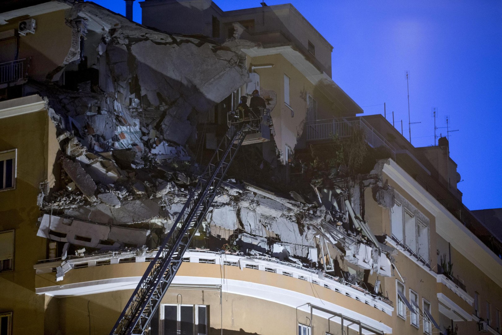 [FOTO] Grozljivka v Rimu: Stanovalci so bežali iz podirajoče se stavbe 3
