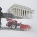 [FOTO] Neurje Jonas: Skoraj meter snega, močan veter in prve smrtne žrtve 1