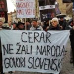 Prešernov trg poln slovenskih zastav in transparentov: “Slovenija, spreglej!” 1