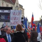 Prešernov trg poln slovenskih zastav in transparentov: “Slovenija, spreglej!” 3