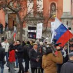 Prešernov trg poln slovenskih zastav in transparentov: “Slovenija, spreglej!” 4