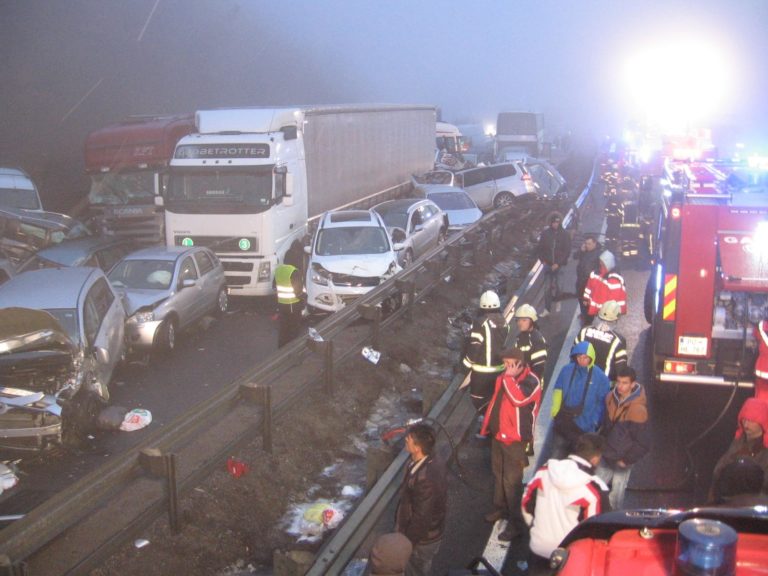 V grozljivi nesreči na primorski avtocesti udeleženih med 150 in 170 oseb