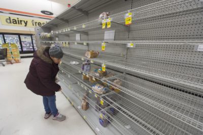 Priprave na snežno nevihto; nakupovanje hrane (foto: epa).