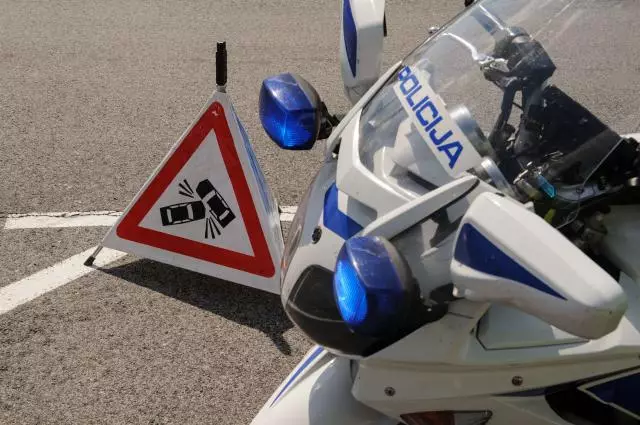 Vratolomna vožnja po avtocesti, ki bi se lahko končala tragično