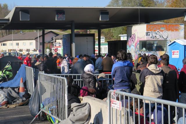 Slovenija ne bo postala žep za migrante, a pri nas je ‘ujetih’ že 54