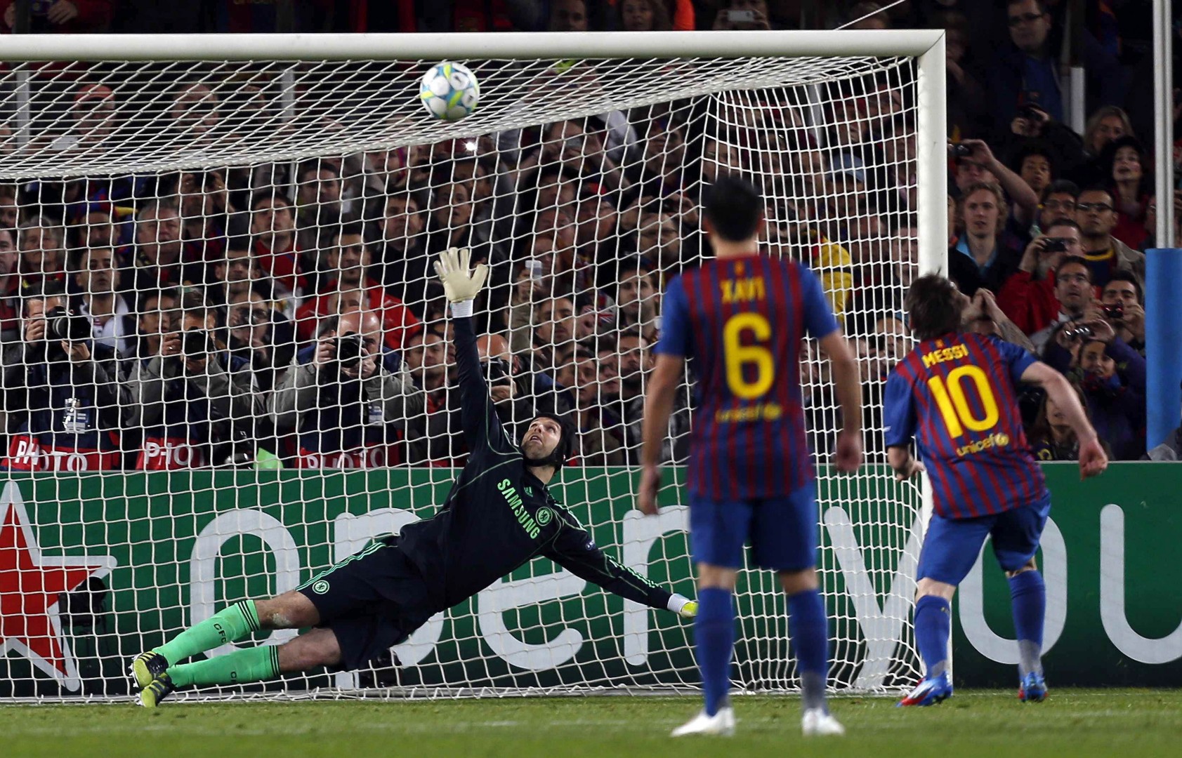Messi še ni dosegel zadetka proti Petru Čechu, takole pa je tudi 24. aprila 2012 zgrešil enajstmetrovko (foto EPA).