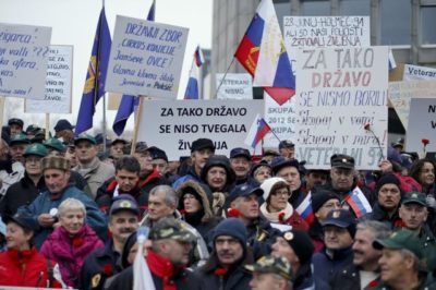 Izigrani veterani vojne za Slovenijo na vstaji proti vladi (Foto: STA)
