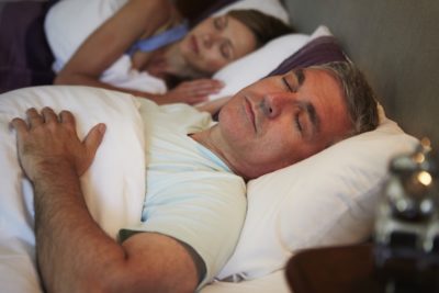 Spanje na hrbtu je lahko problematično - še posebej za tiste, ki si posteljo delijo s svojo boljšo polovico (foto: iStock).