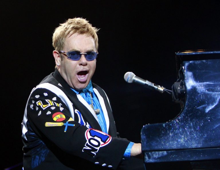 Je slavni Elton John spolno nadlegoval svojega varnostnika?
