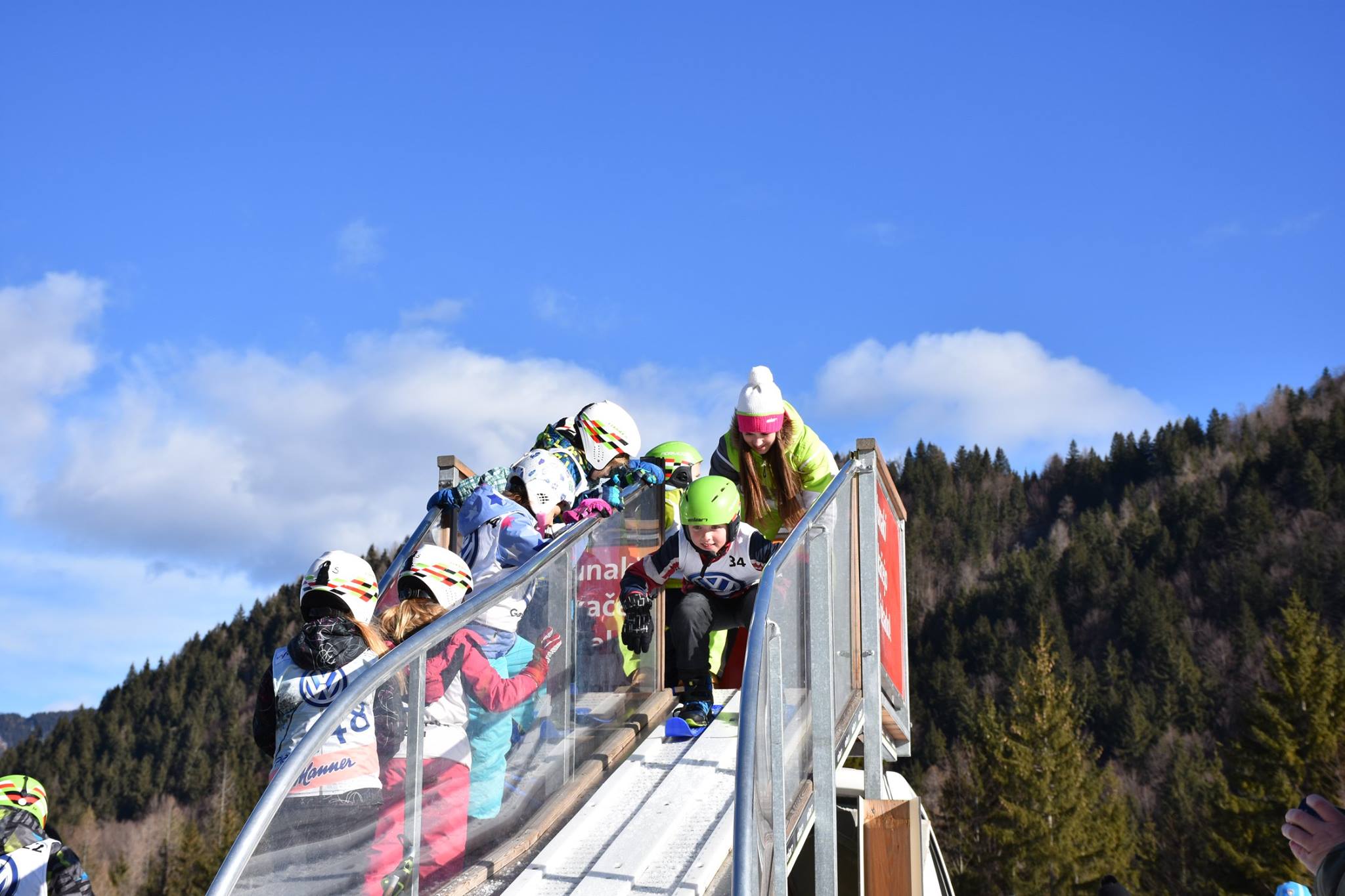 V Sloveniji se vse več otrok navdušuje nad smučarskimi skoki (foto: facebook).