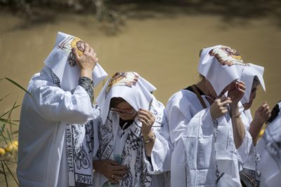 V Etiopiji so verniki oblečeni v bela oblačila (foto: epa).